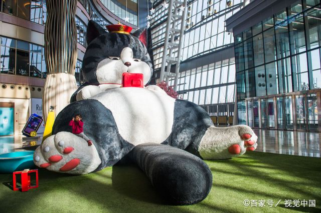 沈阳:10米巨型大懒猫"吾皇万睡"亮相商场 引游客驻足合影
